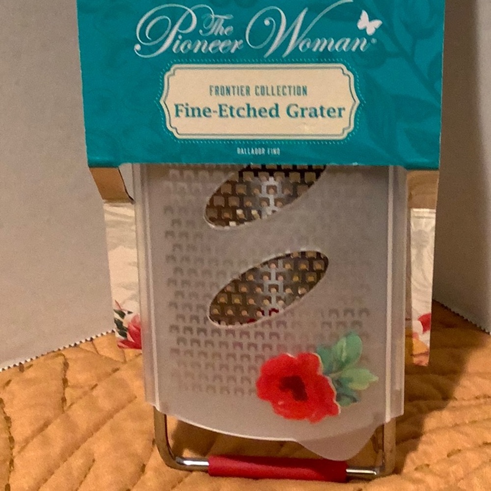 New pioneer woman fine etched grater - Picture 2 of 3
